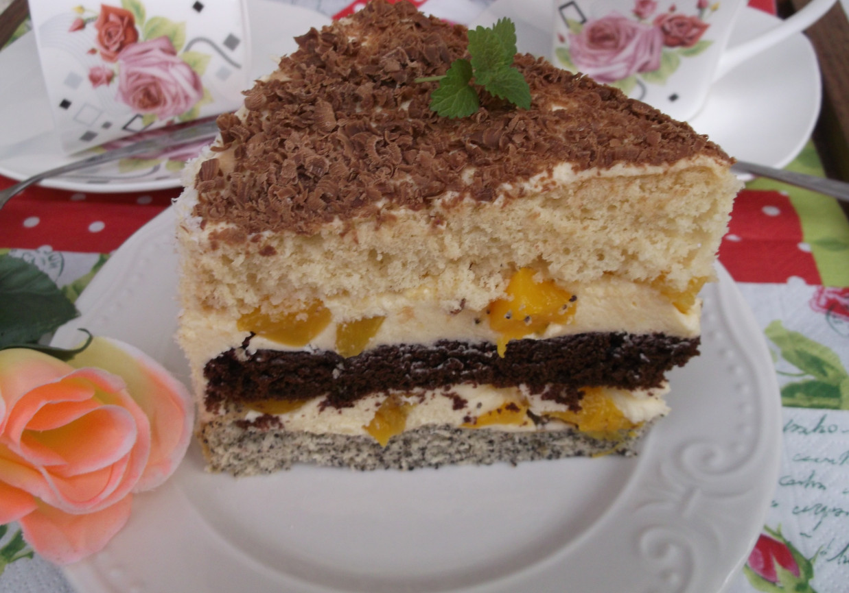 Biszkoptowy tort z masą budyniowo-brzoskwiniową. foto