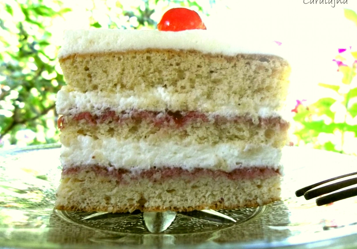 biszkopt/tort migdałowy z bitą śmietaną i nutą śliwkową foto