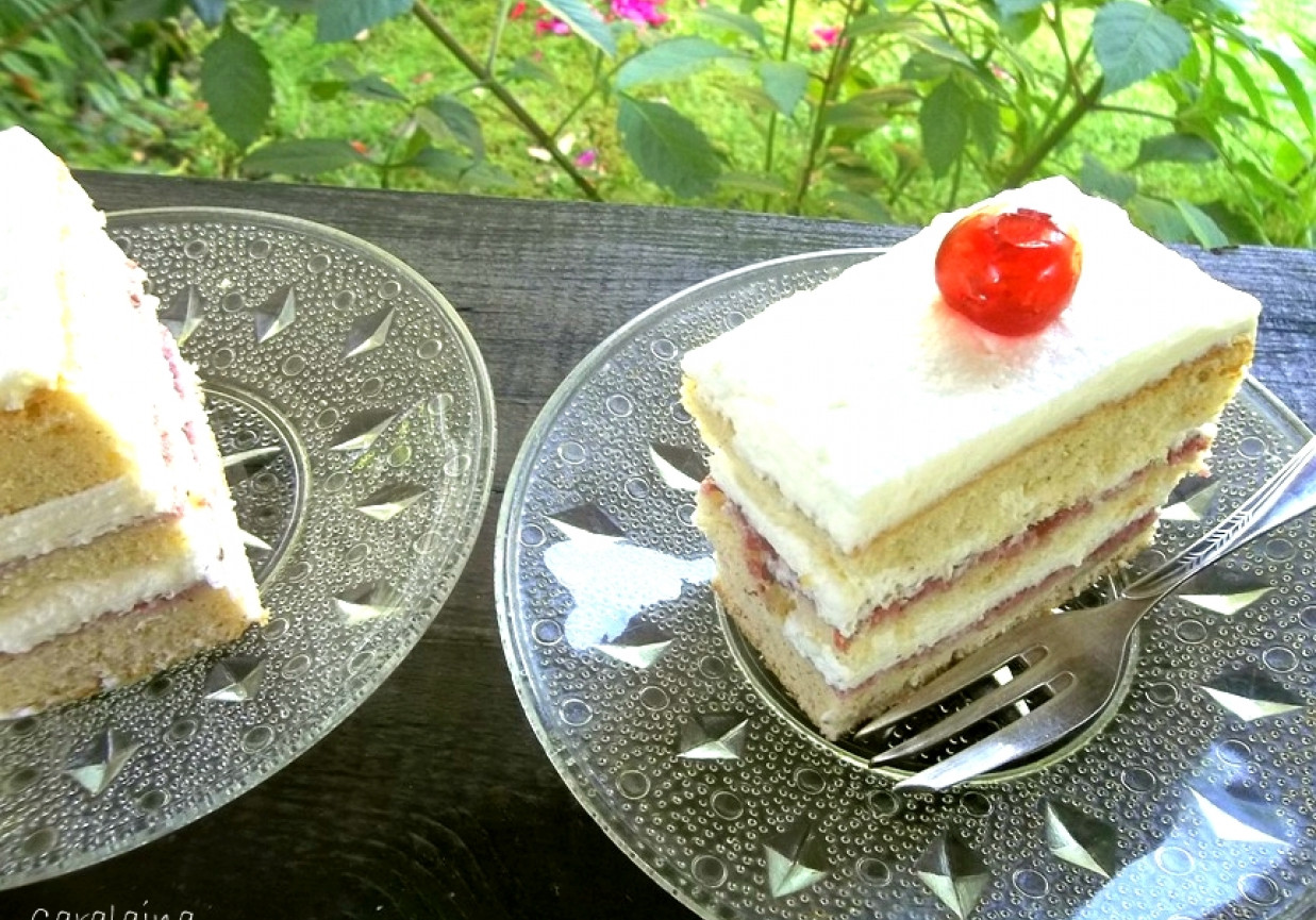 biszkopt/tort migdałowy z bitą śmietaną i nutą śliwkową foto