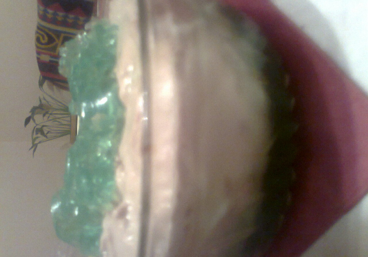 bita śmietana z zieloną galaretką foto