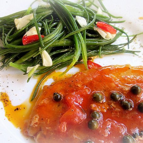 Krok 4 - Bitki w sosie pomidorowym z kaparami i zielonym pieprzem foto
