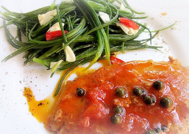Fotografia przedstawiająca Bitki w sosie pomidorowym z kaparami i zielonym pieprzem