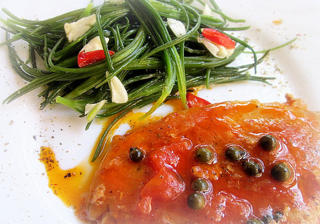 Bitki w sosie pomidorowym z kaparami i zielonym pieprzem foto