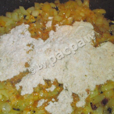 Krok 5 - Bitki wieprzowe w sosie z kiszonych ogórków podane z szarymi kluskami foto