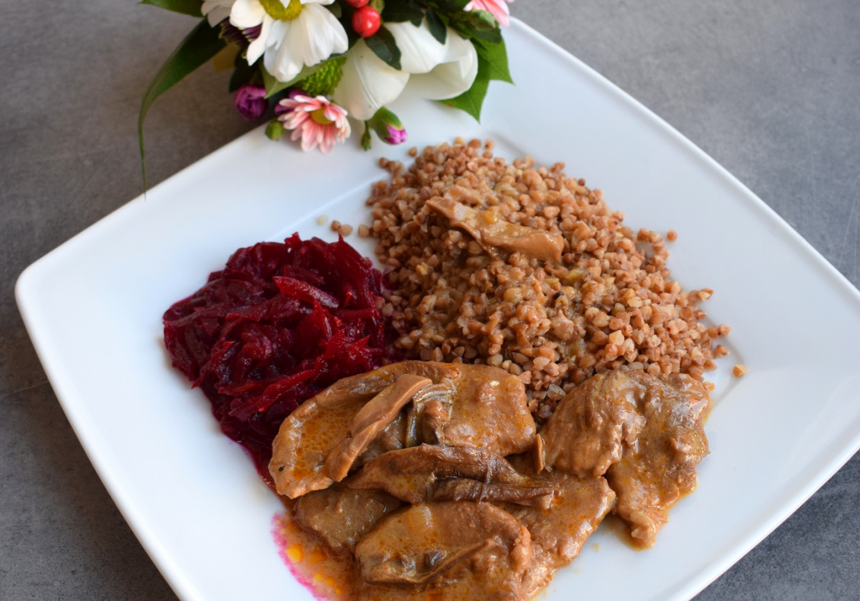 Bitki wieprzowe z suszonymi grzybami foto