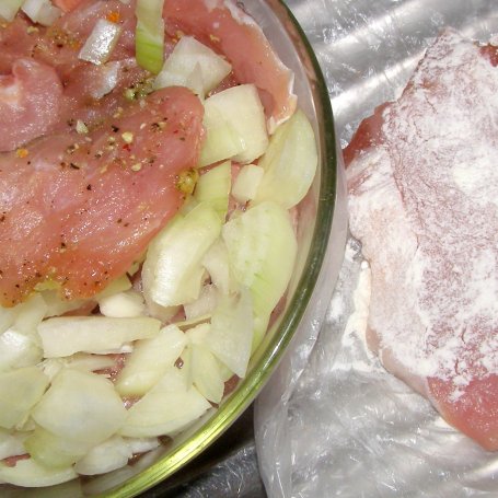 Krok 1 - bitki z indyka w sosie cebulowym... foto