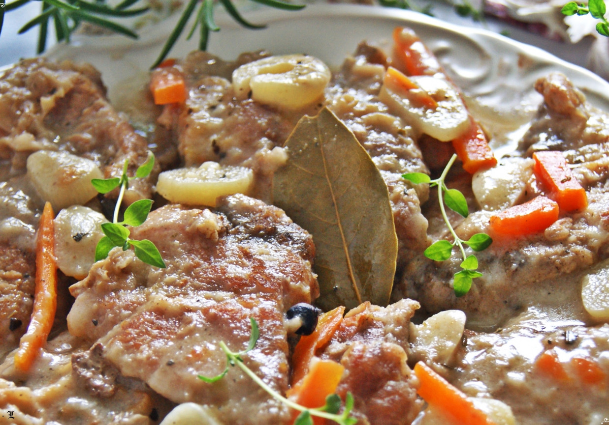 Bitki z polędwiczki wieprzowej w sosie czosnkowo – ziołowym foto