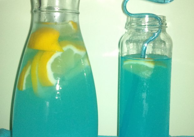 Fotografia przedstawiająca Błękitna lemoniada