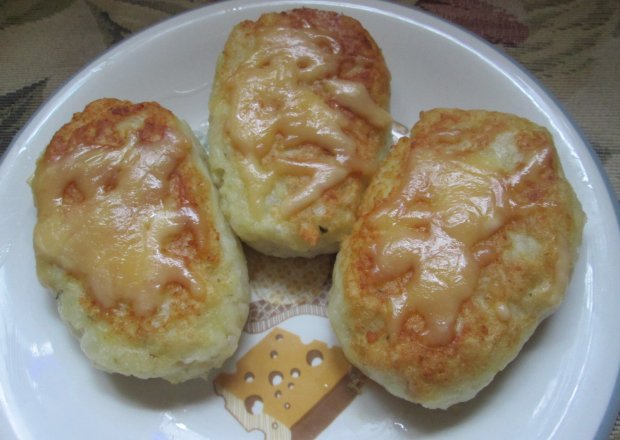 Fotografia przedstawiająca Blinki ziemniaczane z żółtym serem