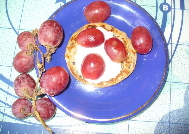 Fotografia przedstawiająca Bliny na słodko  z winogronem