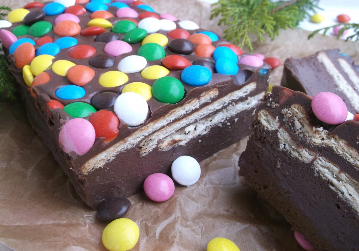 Blok czekoladowy z cukierkami i herbatnikami. foto
