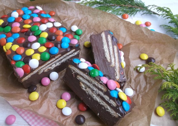 Fotografia przedstawiająca Blok czekoladowy z cukierkami i herbatnikami.