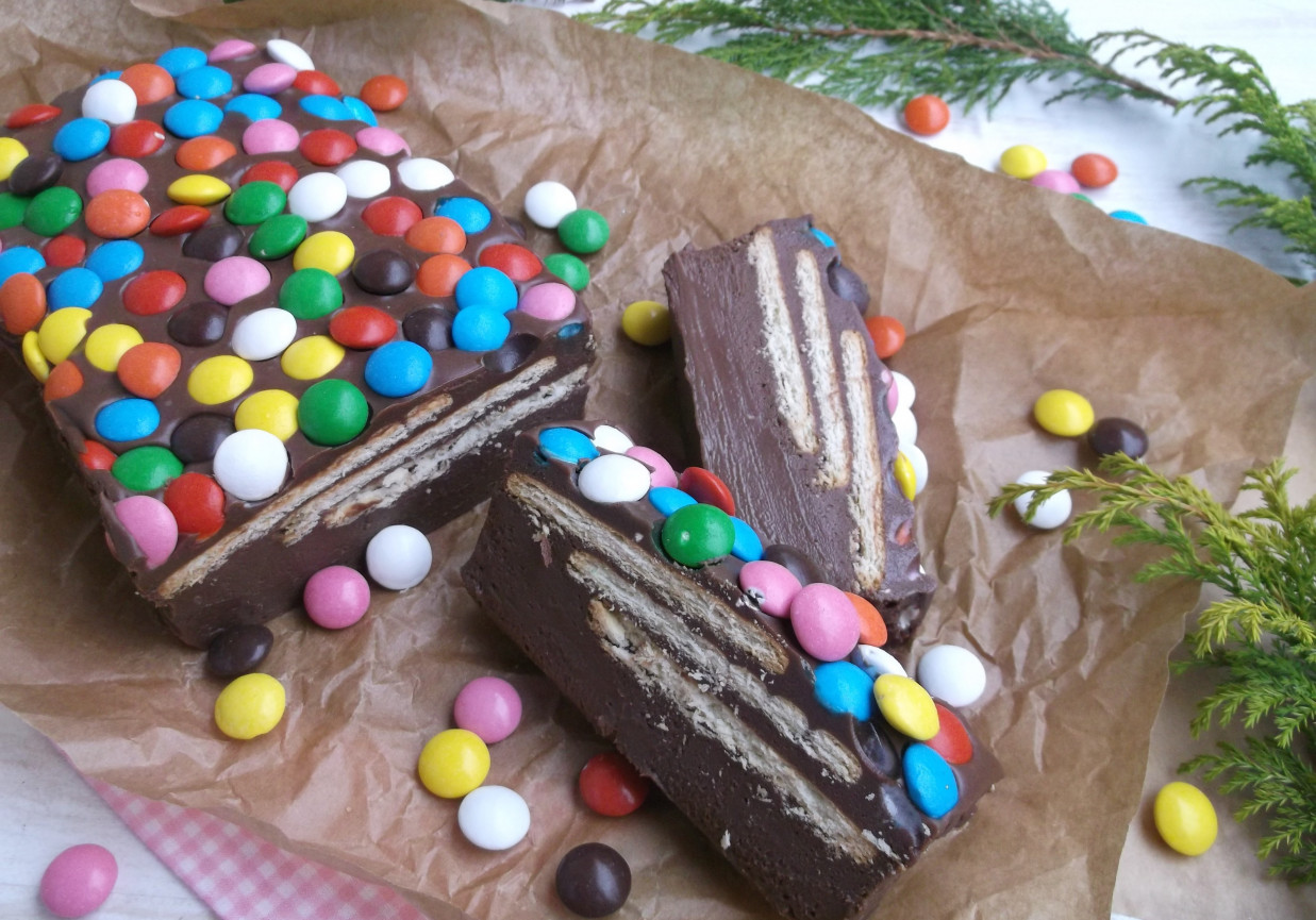 Blok czekoladowy z cukierkami i herbatnikami. foto