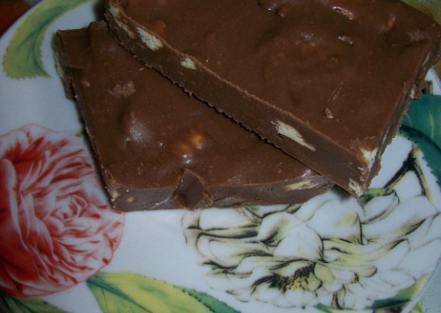 Fotografia przedstawiająca blok czekoladowy z herbatnikami