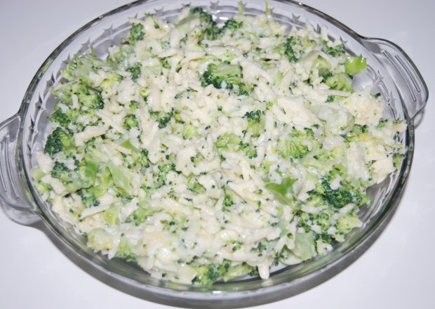 Fotografia przedstawiająca Błyskawiczna sałatka brokułowa