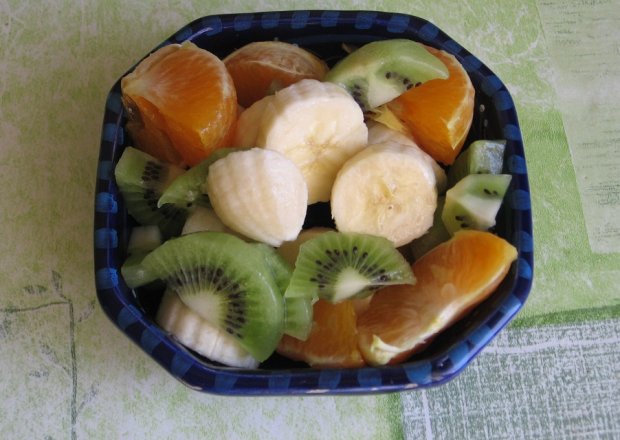 Fotografia przedstawiająca Błyskawiczna sałatka owocowa