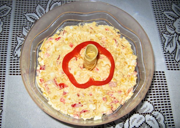 Fotografia przedstawiająca Błyskawiczna sałatka paprykowo-serowa