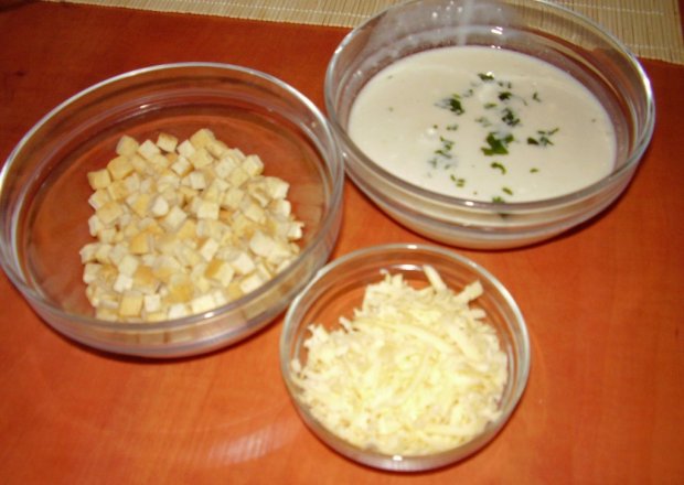 Fotografia przedstawiająca błyskawiczna zupa kremowo-serowa z grzankami