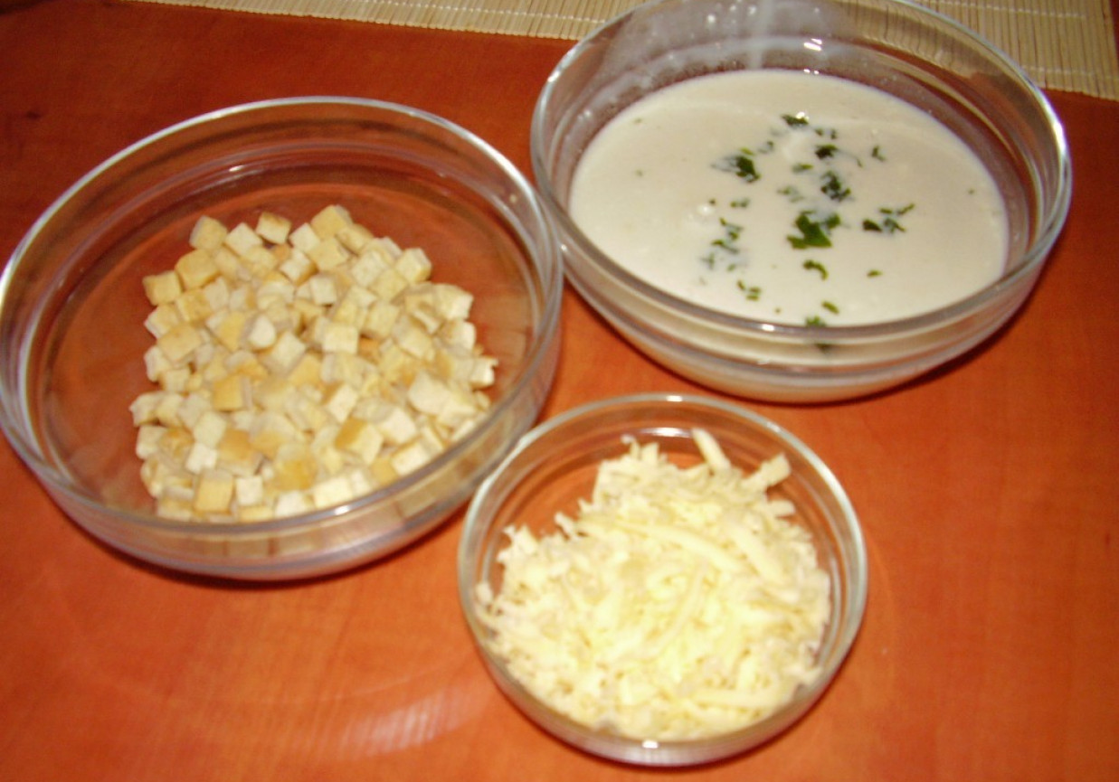 błyskawiczna zupa kremowo-serowa z grzankami foto
