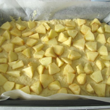 Krok 3 - Błyskawiczne ciasto jogurtowe z jabłkami foto