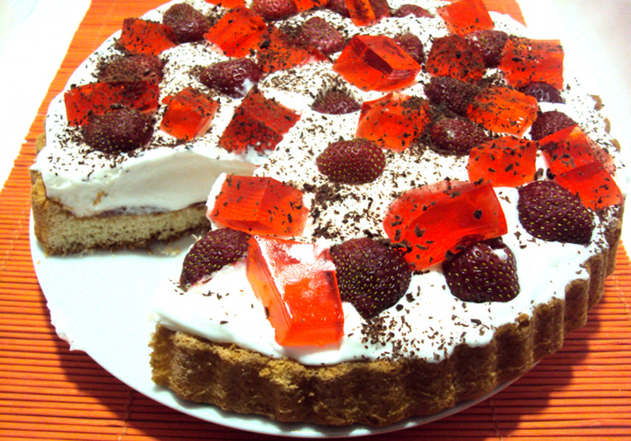 Błyskawiczne ciasto z truskawkami, bitą śmietaną i czekoladą. foto