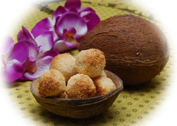 Fotografia przedstawiająca Błyskawiczne kulki kokosowe