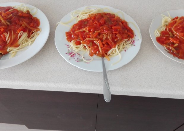 Fotografia przedstawiająca Błyskawiczne spaghetti z sosem
