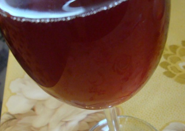 Fotografia przedstawiająca błyskawiczne wino z porzeczek