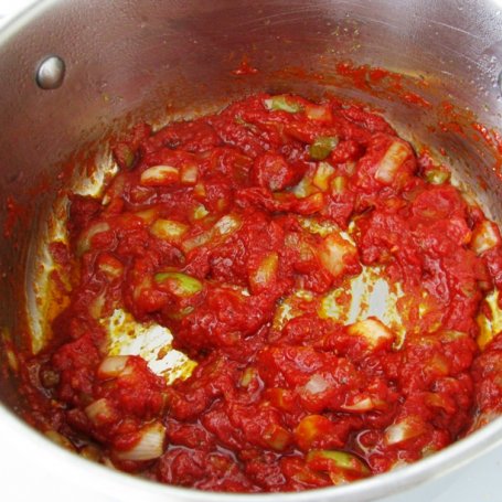 Krok 2 - Błyskawiczny i tani sosik pomidorowy z kurczakiem foto
