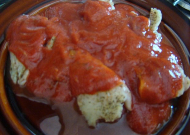 Fotografia przedstawiająca Błyskawiczny mintaj w sosie pomidorowym
