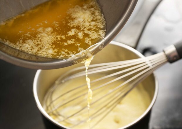 Fotografia przedstawiająca Błyskawiczny sos z tłuszczu i mąki