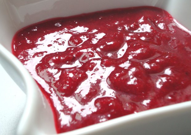 Fotografia przedstawiająca Błyszczący sos z czerwonych borówek