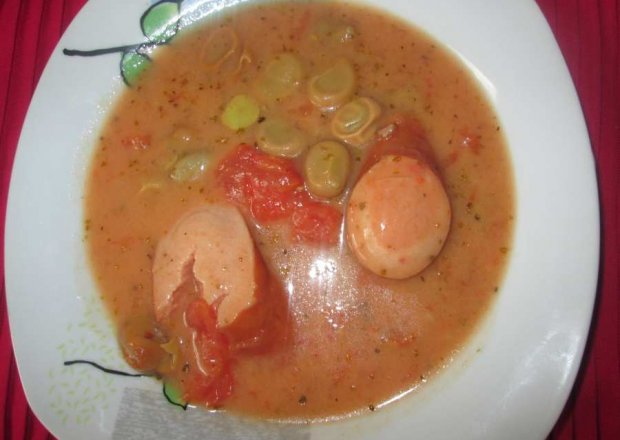 Fotografia przedstawiająca Bób w sosie pomidorowym z parówką