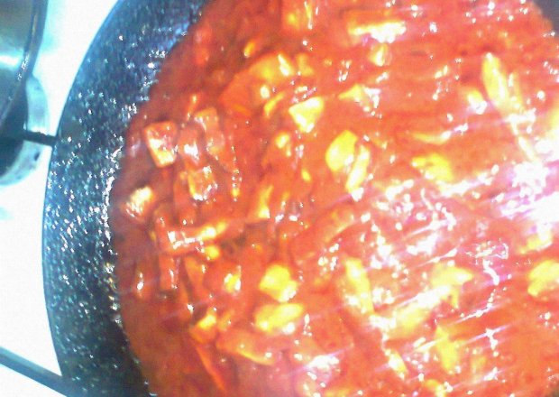 Fotografia przedstawiająca boczek duszony z konentratem pomidorowym do fasolki po bretońsku
