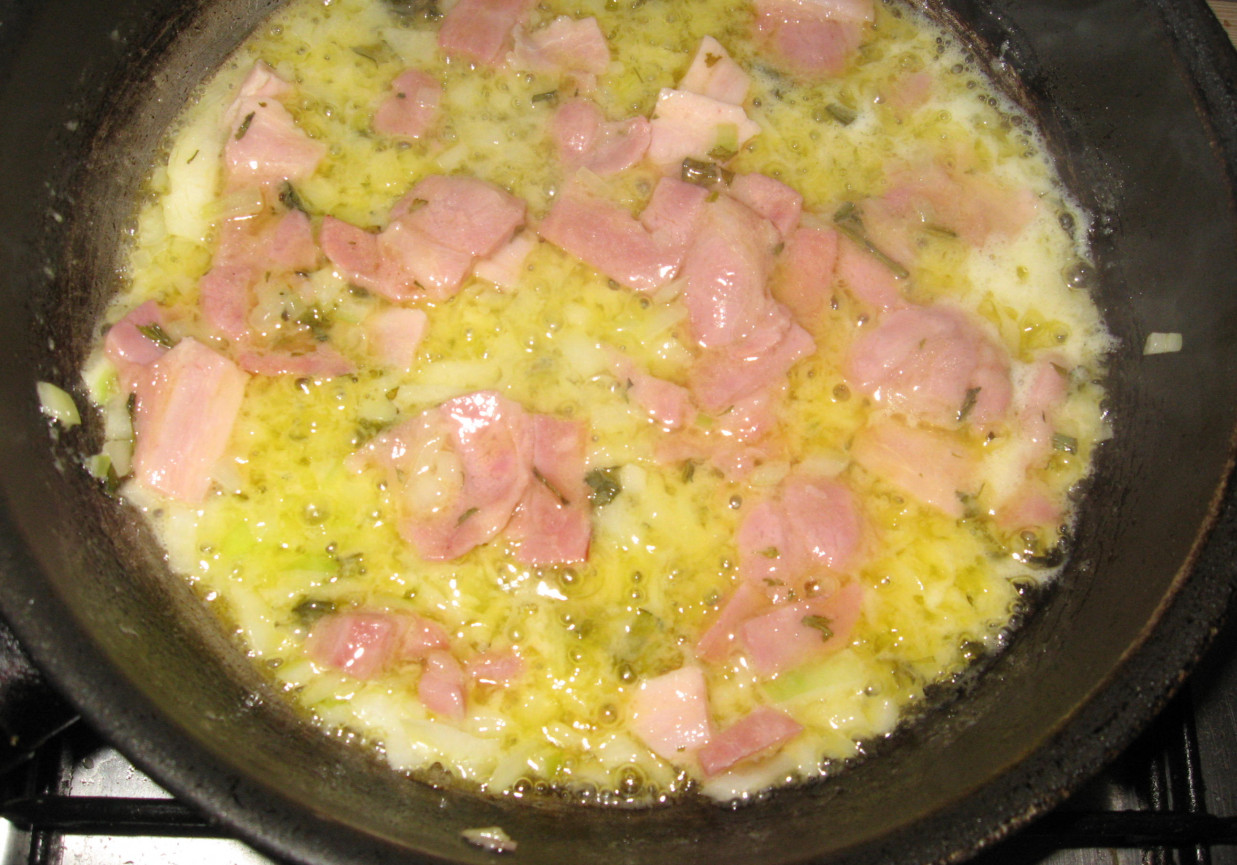 Boczek z cebulą na maśle z ziołami foto