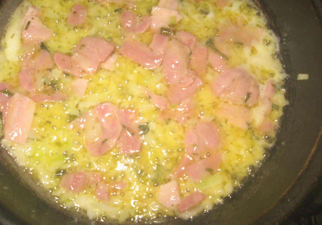 Boczek z cebulą na maśle z ziołami foto