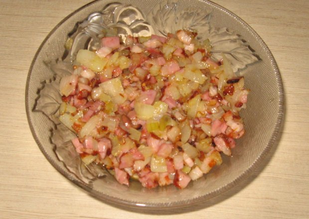 Fotografia przedstawiająca Boczek z szynką wędzoną i cebulką