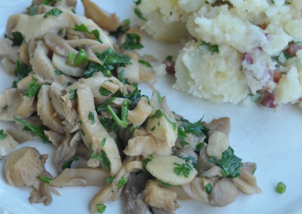 Fotografia przedstawiająca Boczniaki z pure z ziemniaków i boczku.