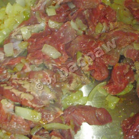 Krok 1 - Boeuf strogonow na winie podany z galuszkami foto