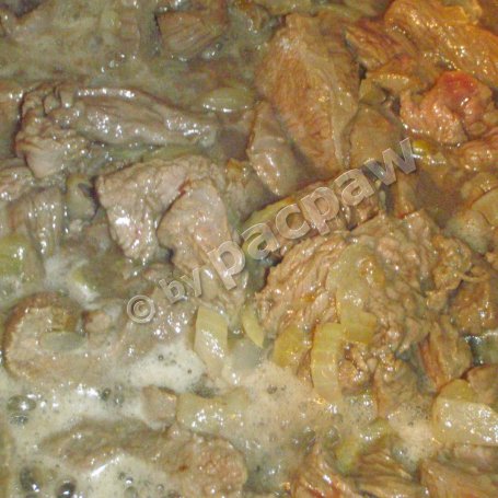 Krok 2 - Boeuf strogonow na winie podany z galuszkami foto