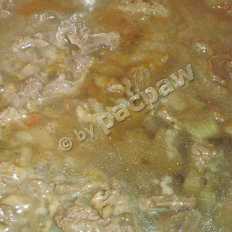 Krok 3 - Boeuf strogonow na winie podany z galuszkami foto