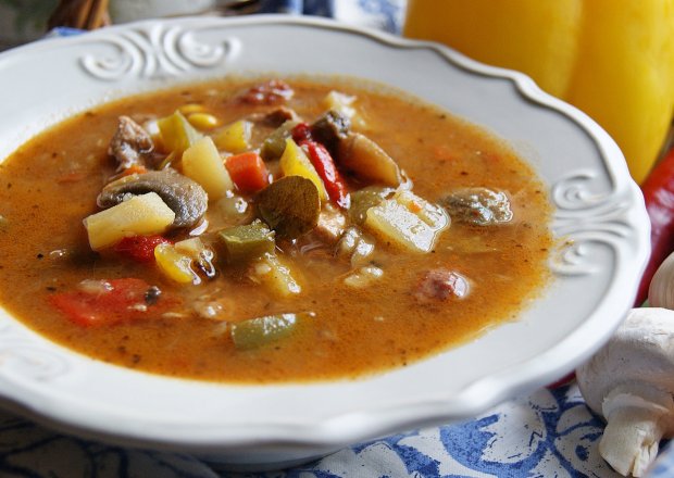 Fotografia przedstawiająca Bogata zupa gulaszowa