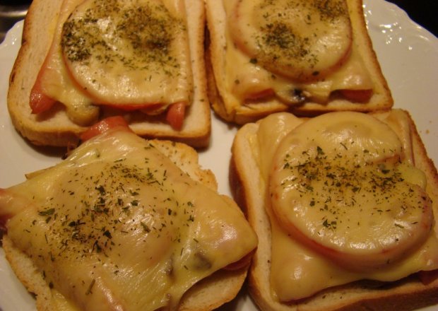 Fotografia przedstawiająca Bogate kanapki na ciepło