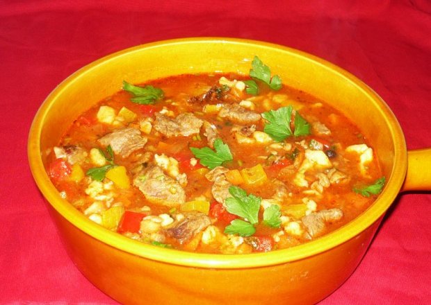 Fotografia przedstawiająca Bogracz zupa węgierska
