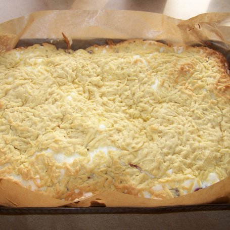 Krok 8 - Borówki z truskawkami zatopione w bezie, czyli smaczne ciasto na majówkę :) foto