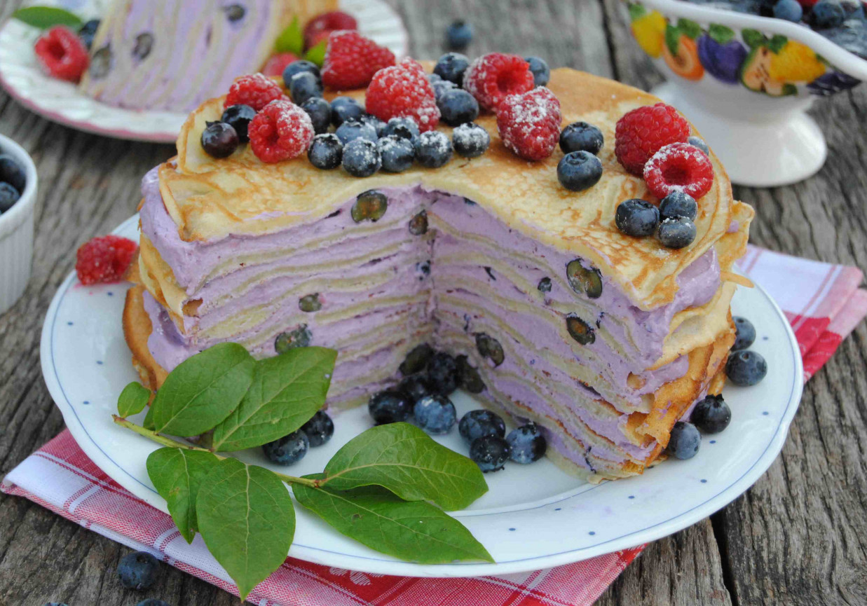 Borówkowo-twarożkowy tort naleśnikowy foto