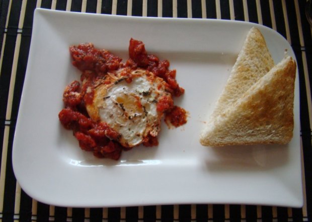 Fotografia przedstawiająca Boskie jajka na pomidorach