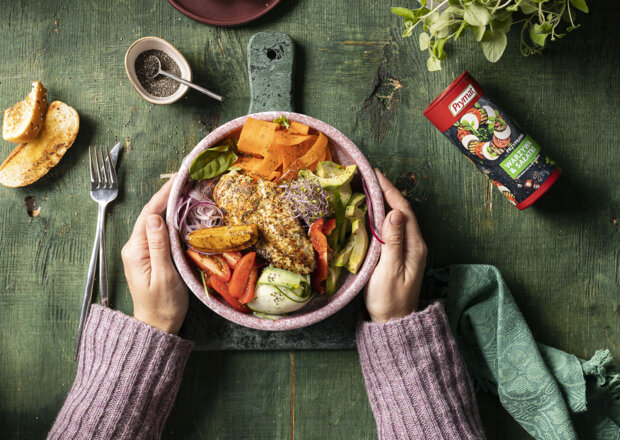 Fotografia przedstawiająca Bowl z kurczakiem i kolorowymi warzywami