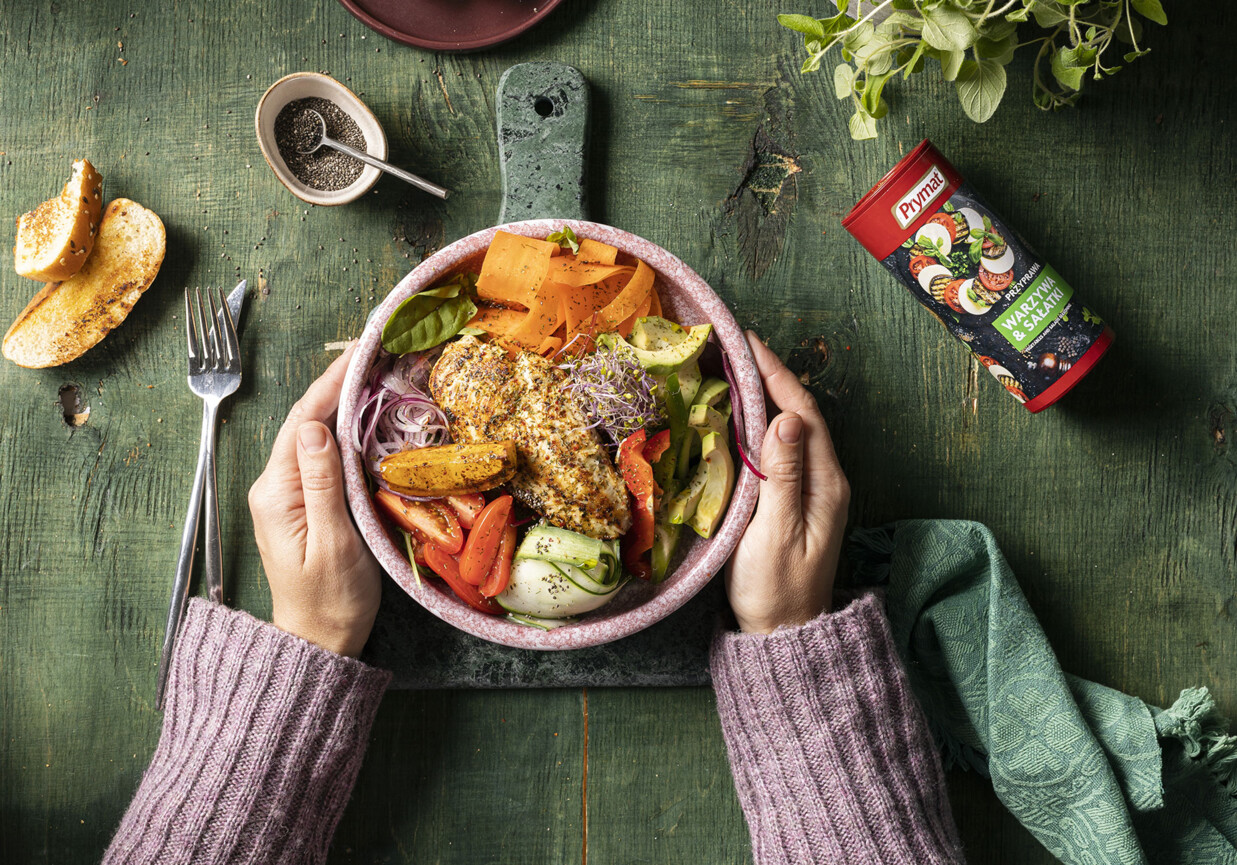 Bowl z kurczakiem i kolorowymi warzywami foto
