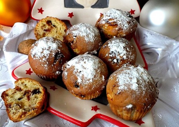 Fotografia przedstawiająca Bożonarodzeniowe muffinki z bakaliami